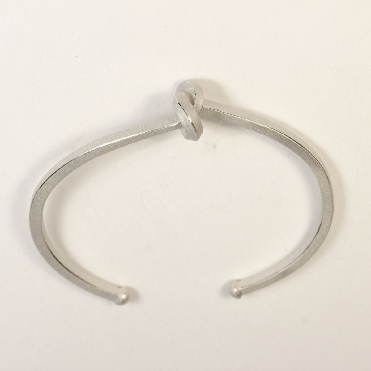 ARM 11 - Armschmuck Knoten kantig