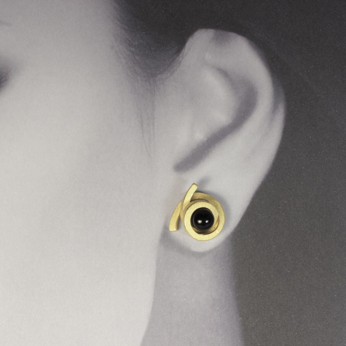 OST P11 - Ohrstecker Perl-Spirale
