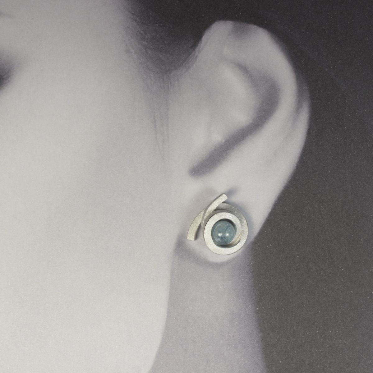 OST P11 - Ohrstecker Perl-Spirale