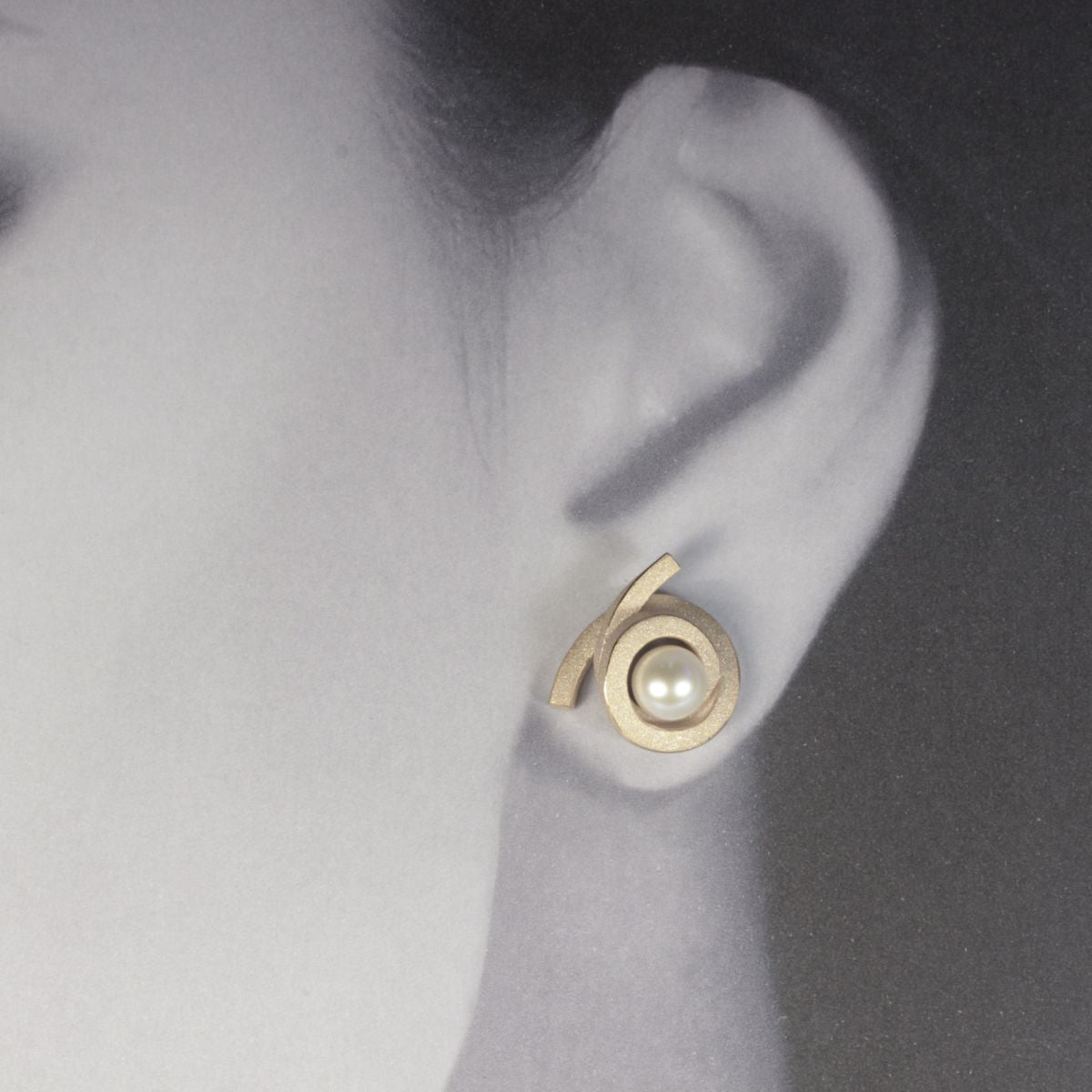 OST P11 - Ohrstecker Perl-Spirale