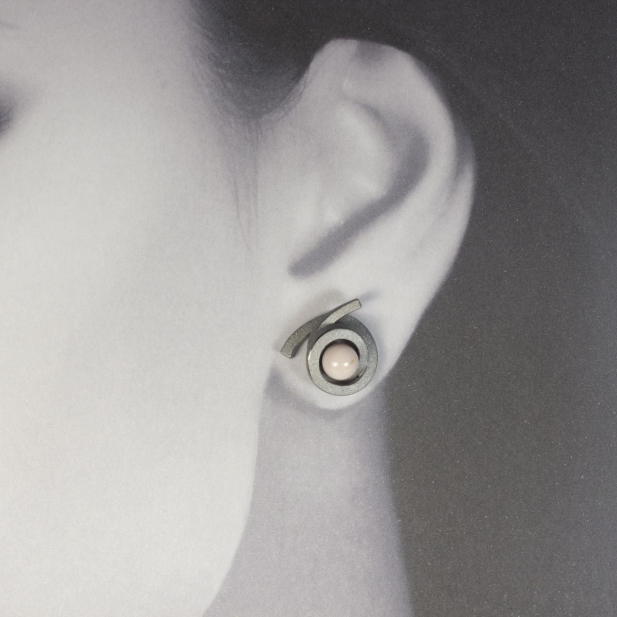OST P11 - Ohrstecker Perl-Spirale