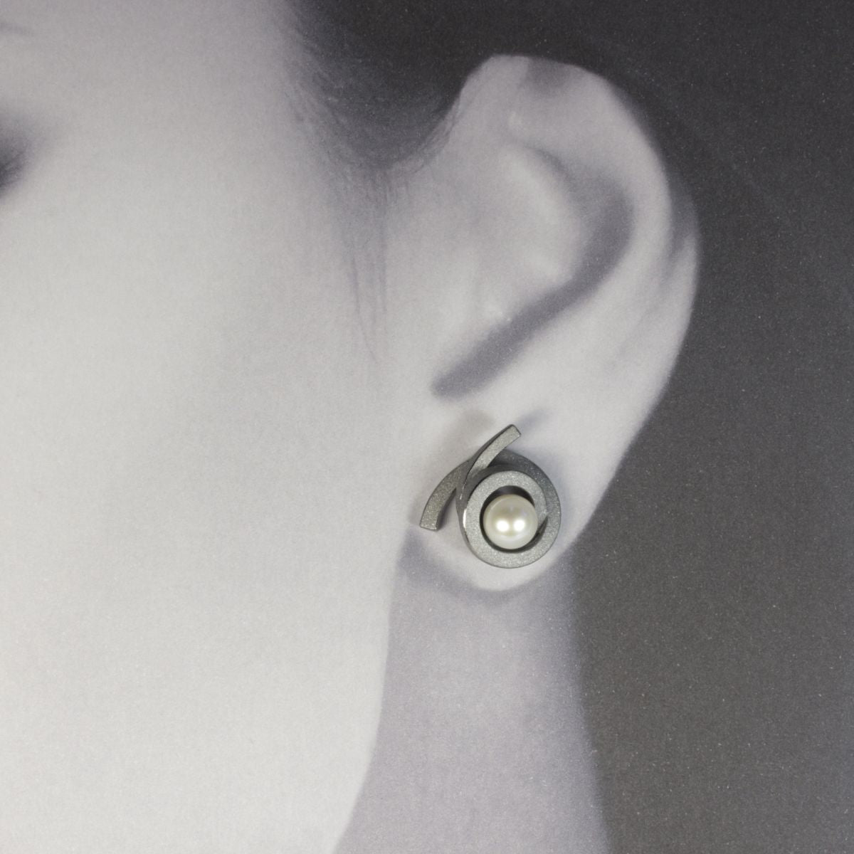 OST P11 - Ohrstecker Perl-Spirale